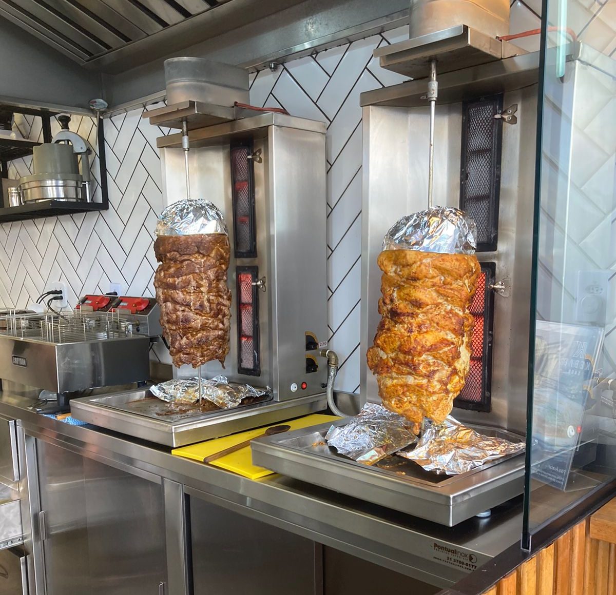 Café shawarma de rua com espetos de frango e carne