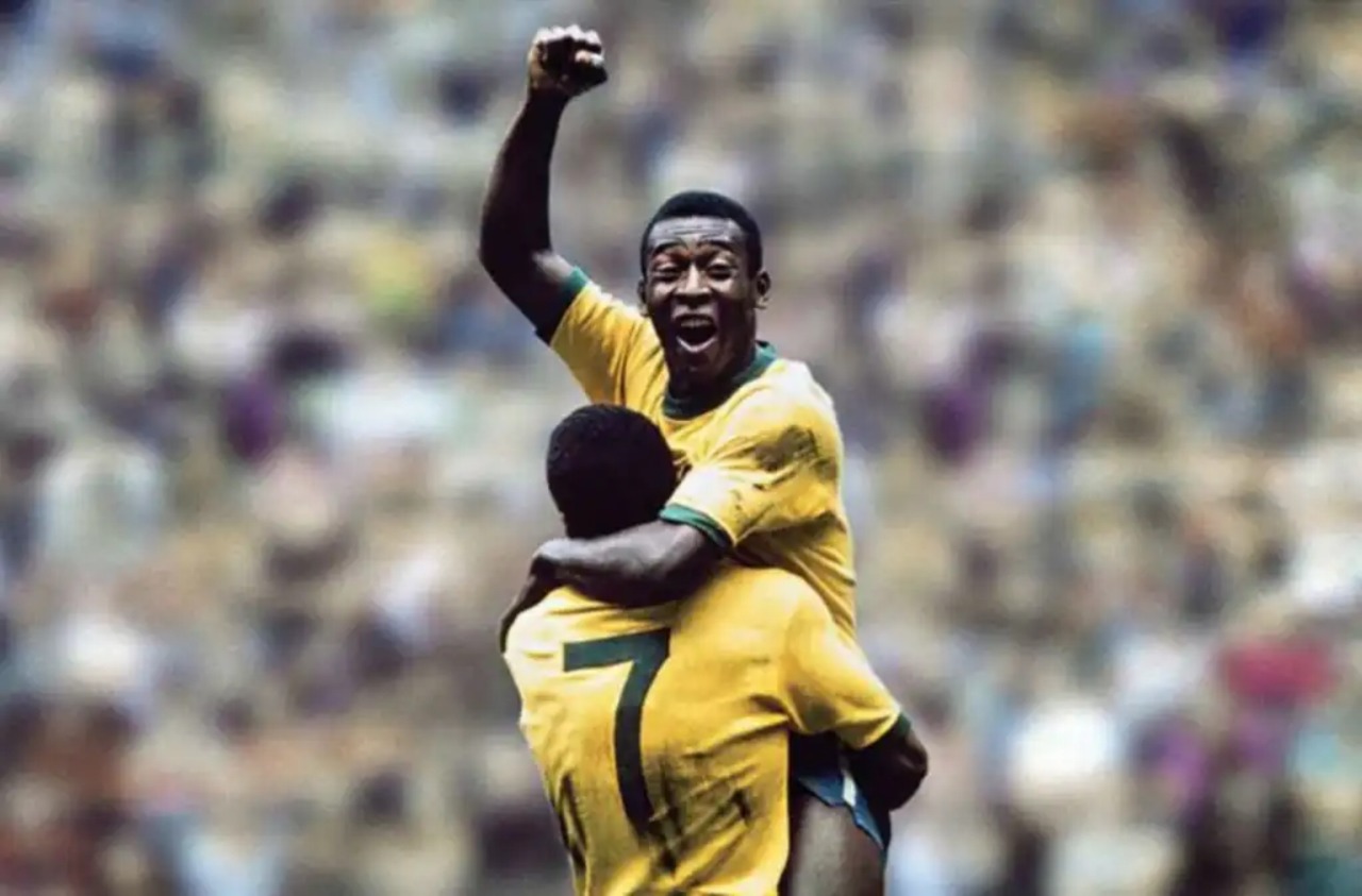 Pelé, maior jogador do mundo deixa legado e é reverenciado