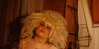 ‘Próteses de Proteção’ Solo teatral gratuito de Maria Lucas leva a voz de mil e uma travestis aos palcos cariocas