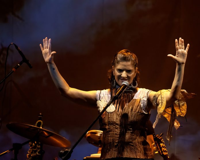 1 - Claudia Amorim no show Novos Tempos - Crédito fotográfico Luís Teixeira